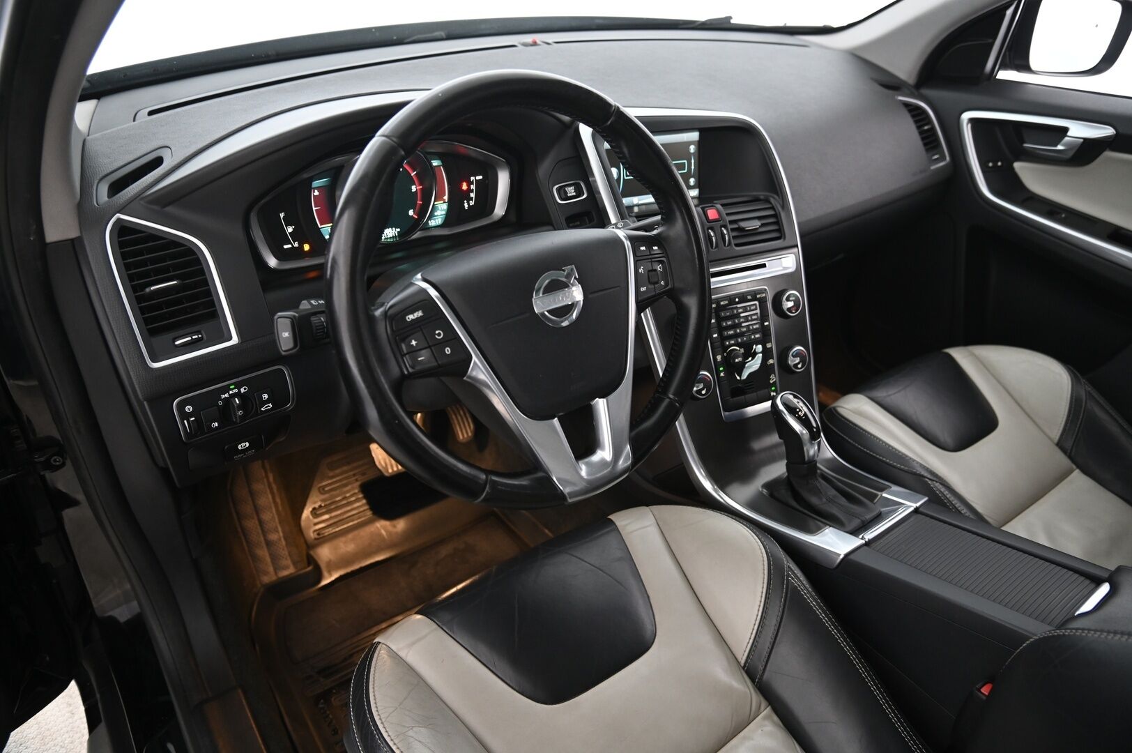 Volvo XC60 2014 D4 AWD Summum aut * Panorama / Keyless / Webasto / P.tutkat / Vaaleat nahat * -  2 Aluvanteet / Muistipenkki kuskille / Penkinlämmittimet takana