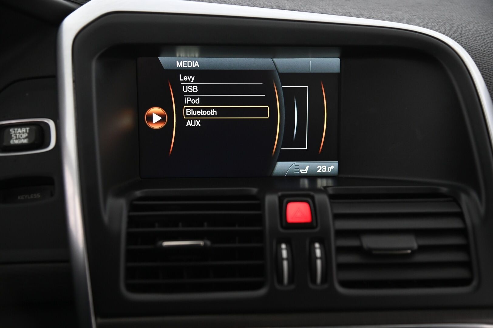 Volvo XC60 2014 D4 AWD Summum aut * Panorama / Keyless / Webasto / P.tutkat / Vaaleat nahat * - 2 Aluvanteet / Muistipenkki kuskille / Penkinlämmittimet takana - HULLUT AVAJAISHULINAT KORKOTARJOUS 3,29 %