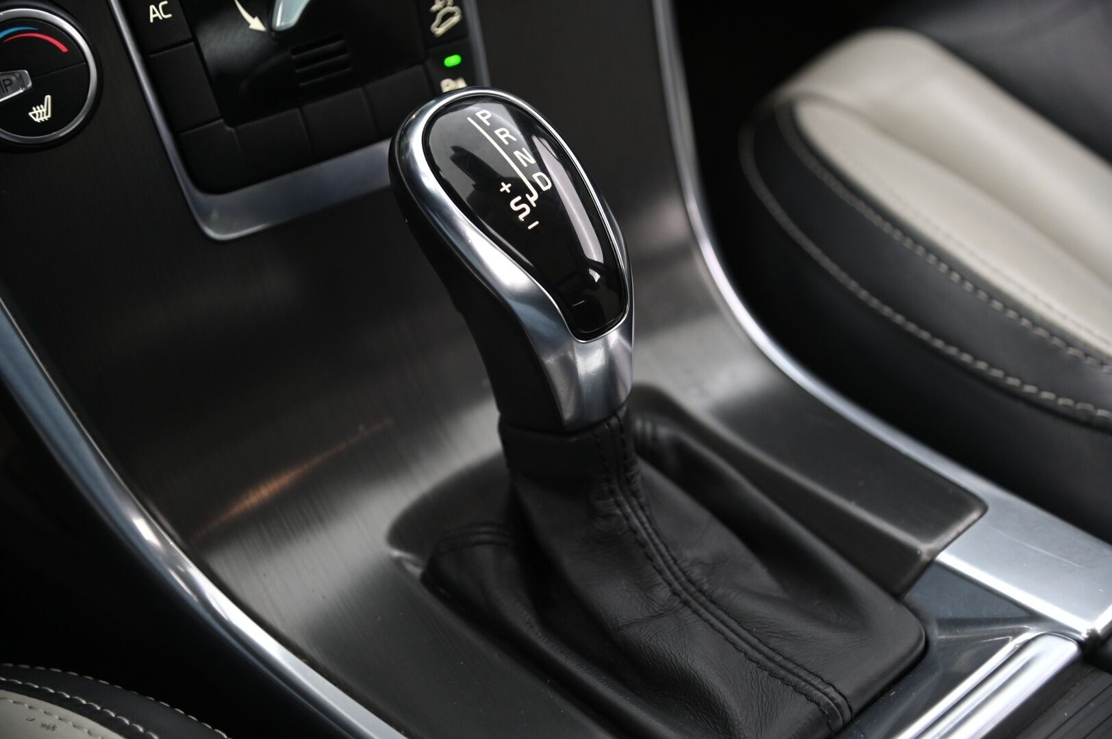 Volvo XC60 2014 D4 AWD Summum aut * Panorama / Keyless / Webasto / P.tutkat / Vaaleat nahat * -  2 Aluvanteet / Muistipenkki kuskille / Penkinlämmittimet takana