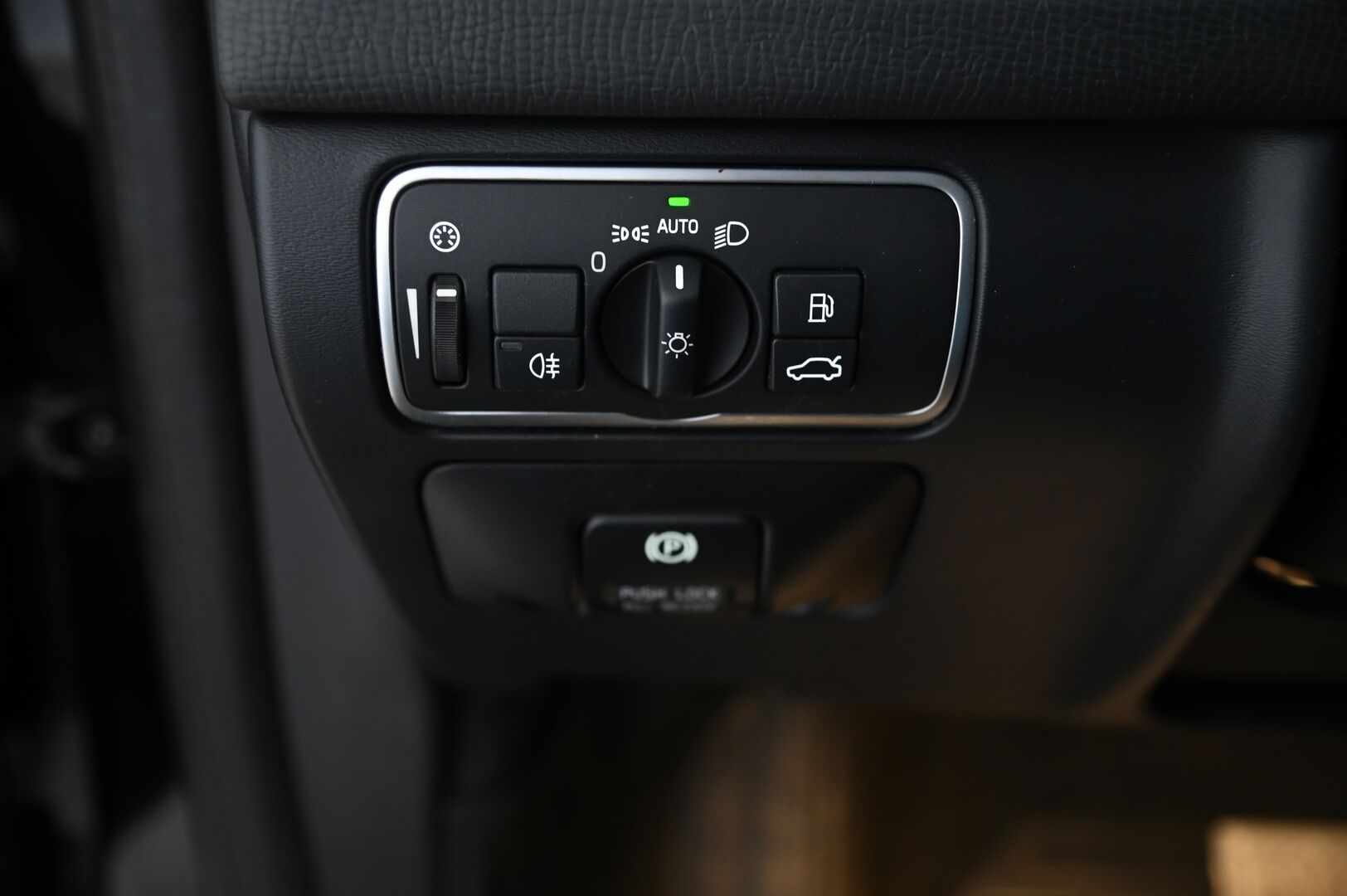 Volvo XC60 2014 D4 AWD Summum aut * Panorama / Keyless / Webasto / P.tutkat / Vaaleat nahat * -  2 Aluvanteet / Muistipenkki kuskille / Penkinlämmittimet takana