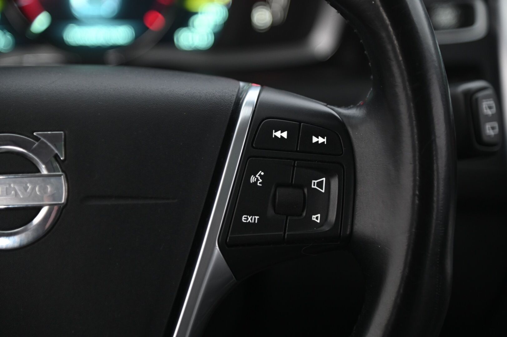 Volvo XC60 2014 D4 AWD Summum aut * Panorama / Keyless / Webasto / P.tutkat / Vaaleat nahat * -  2 Aluvanteet / Muistipenkki kuskille / Penkinlämmittimet takana