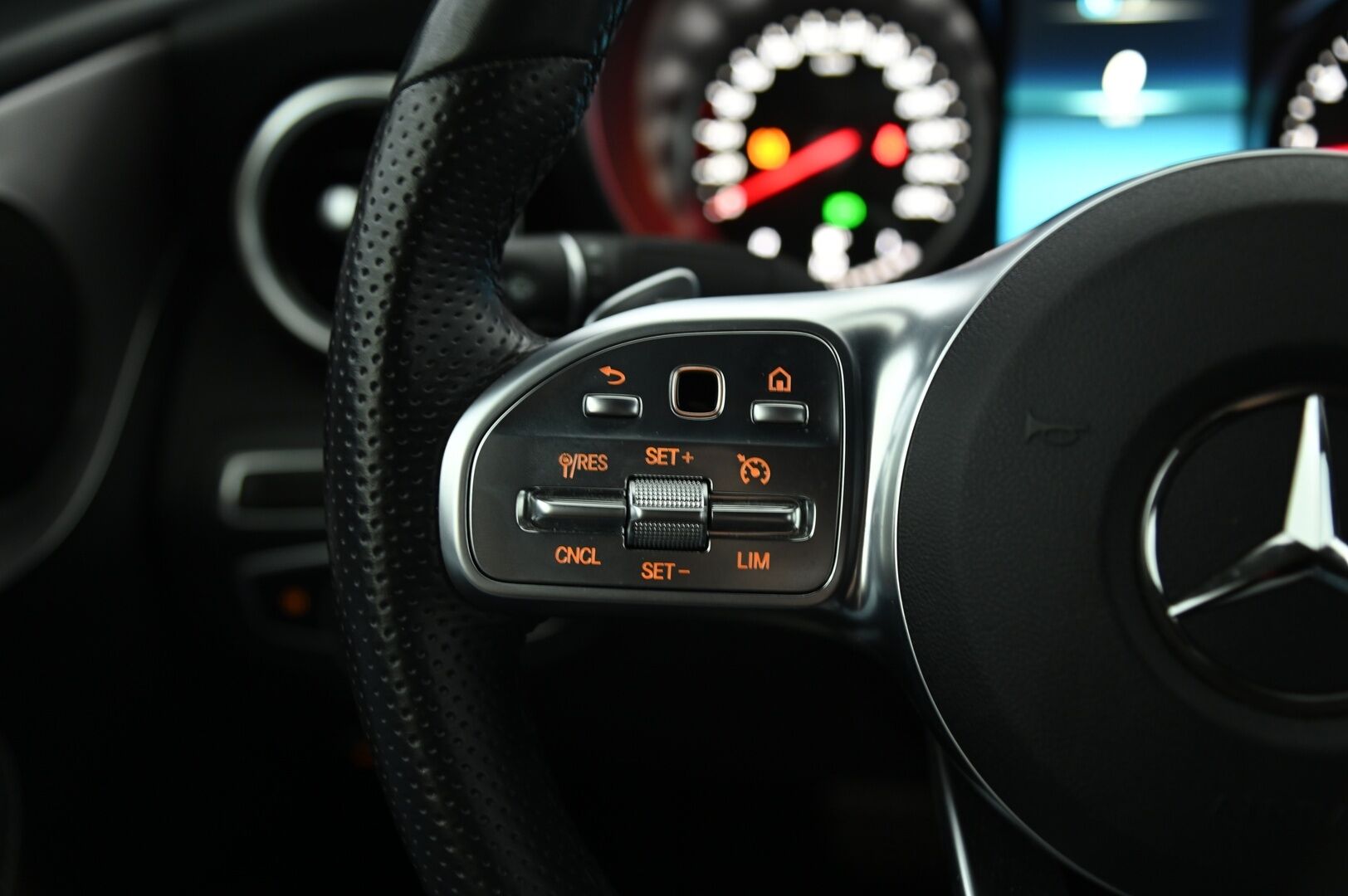 Mercedes-Benz C 2021 200 4MATIC Coupé A AMG * Suomiauto / Peruutuskamera / Lohko & Sisäpistoke / LED High Perfomance / CarPlay - Kahdet hyvät renkaat vanteineen talveksi Nokian nastat ja kesärenkaat Continental / Hieno kuntoinen / Urheilupenkit!