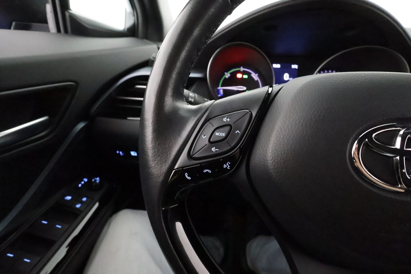 Toyota C-HR 2021 2,0 Hybrid Intense Business **1-om. Suomi auto / Adapt.vakkari / P.kamera / Lohkolämmitin / Apple&Android / Kaistavahti**