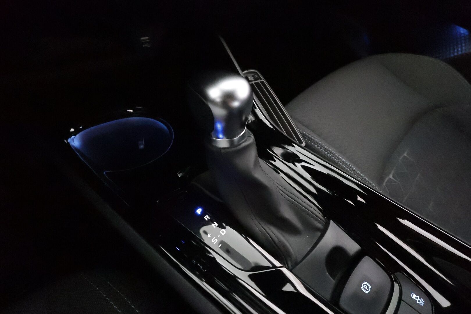 Toyota C-HR 2021 2,0 Hybrid Intense Business **1-om. Suomi auto / Adapt.vakkari / P.kamera / Lohkolämmitin / Apple&Android / Kaistavahti**