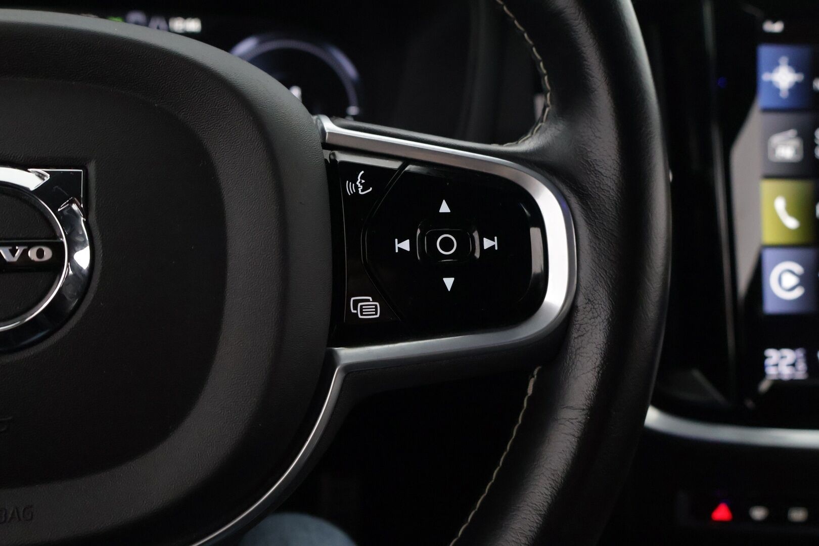 Volvo V60 2021 T8 TwE AWD Business R-Design aut ** ACC / Webasto / Bowers & Wilkins / BLIS / Digimittaristo / P-Kamera / LED / Muistipenkit* - 1.Om / Suomi-auto / Merkkihuollettu / 2 renkaat / Penkinlämmittimet edessä ja takana* - HULLUT JOULUT KORKOTARJOUS 2,49% 