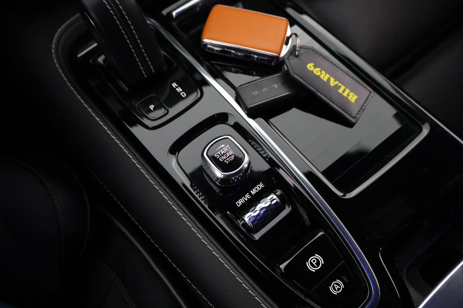 Volvo V60 2021 T8 TwE AWD Business R-Design aut ** ACC / Webasto / Bowers & Wilkins / BLIS / Digimittaristo / P-Kamera / LED / Muistipenkit* - 1.Om / Suomi-auto / Merkkihuollettu / 2 renkaat / Penkinlämmittimet edessä ja takana* - HULLUT JOULUT KORKOTARJOUS 2,49% 