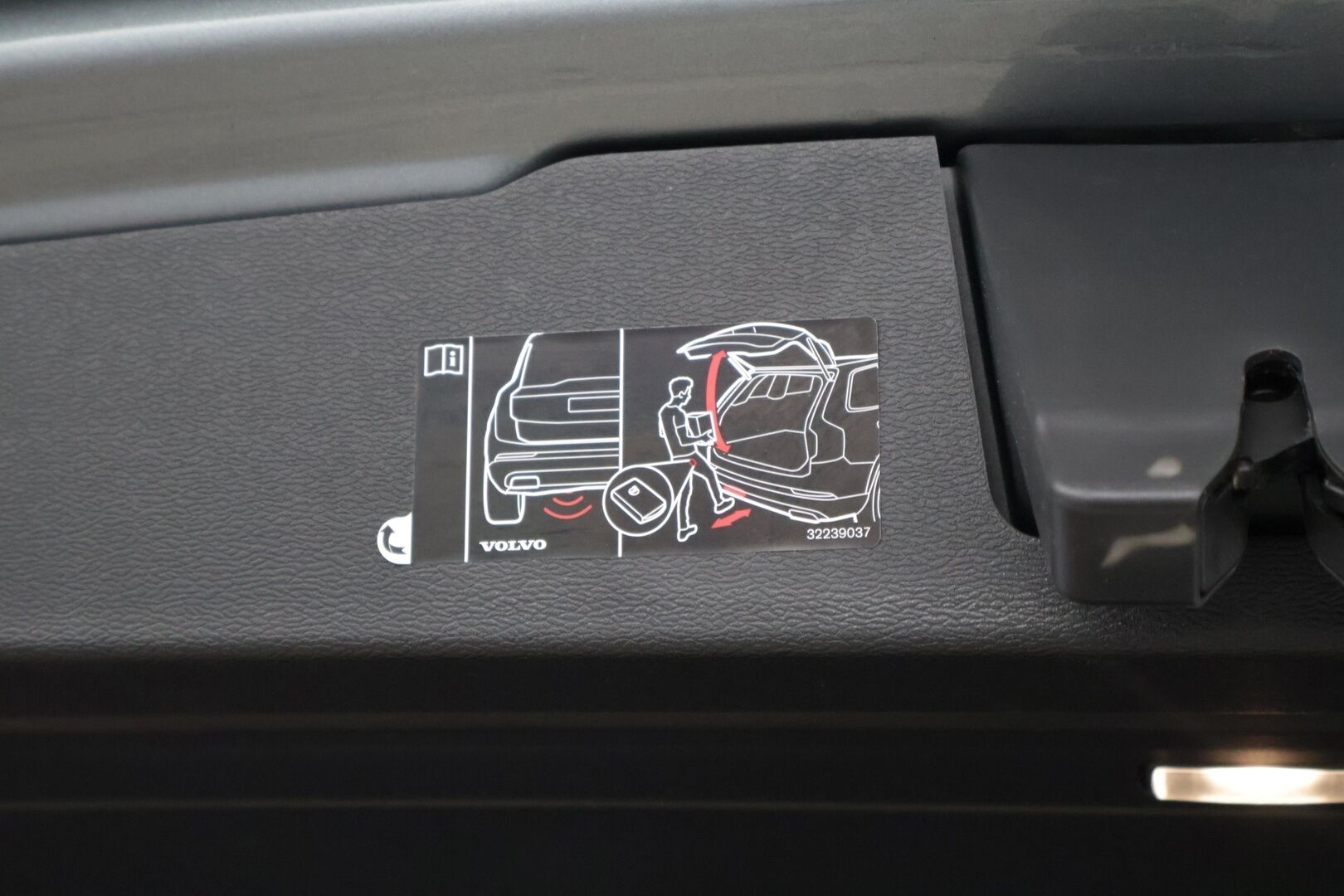 Volvo V60 2021 T8 TwE AWD Business R-Design aut ** ACC / Webasto / Bowers & Wilkins / BLIS / Digimittaristo / P-Kamera / LED / Muistipenkit* - 1.Om / Suomi-auto / Merkkihuollettu / 2 renkaat / Penkinlämmittimet edessä ja takana* - HULLUT JOULUT KORKOTARJOUS 2,49% 