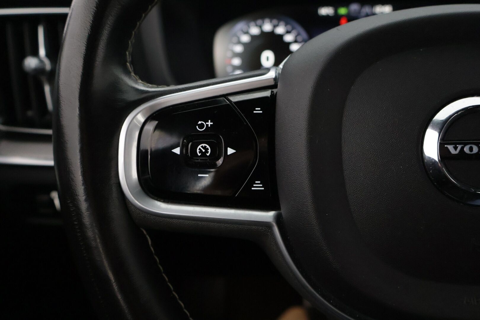 Volvo V60 2021 T8 TwE AWD Business R-Design aut ** ACC / Webasto / Bowers & Wilkins / BLIS / Digimittaristo / P-Kamera / LED / Muistipenkit* - 1.Om / Suomi-auto / Merkkihuollettu / 2 renkaat / Penkinlämmittimet edessä ja takana* - HULLUT JOULUT KORKOTARJOUS 2,49% 