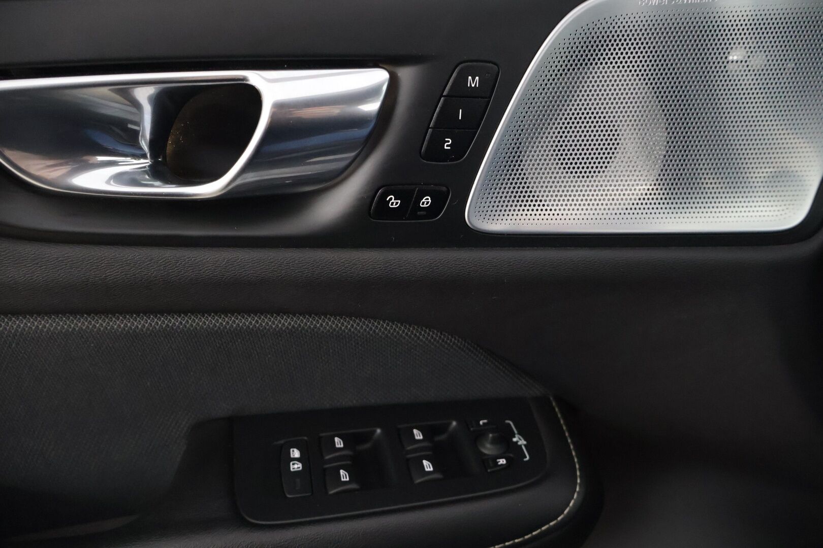 Volvo V60 2021 T8 TwE AWD Business R-Design aut ** ACC / Webasto / Bowers & Wilkins / BLIS / Digimittaristo / P-Kamera / LED / Muistipenkit* - 1.Om / Suomi-auto / Merkkihuollettu / 2 renkaat / Penkinlämmittimet edessä ja takana* - HULLUT JOULUT KORKOTARJOUS 2,49% 