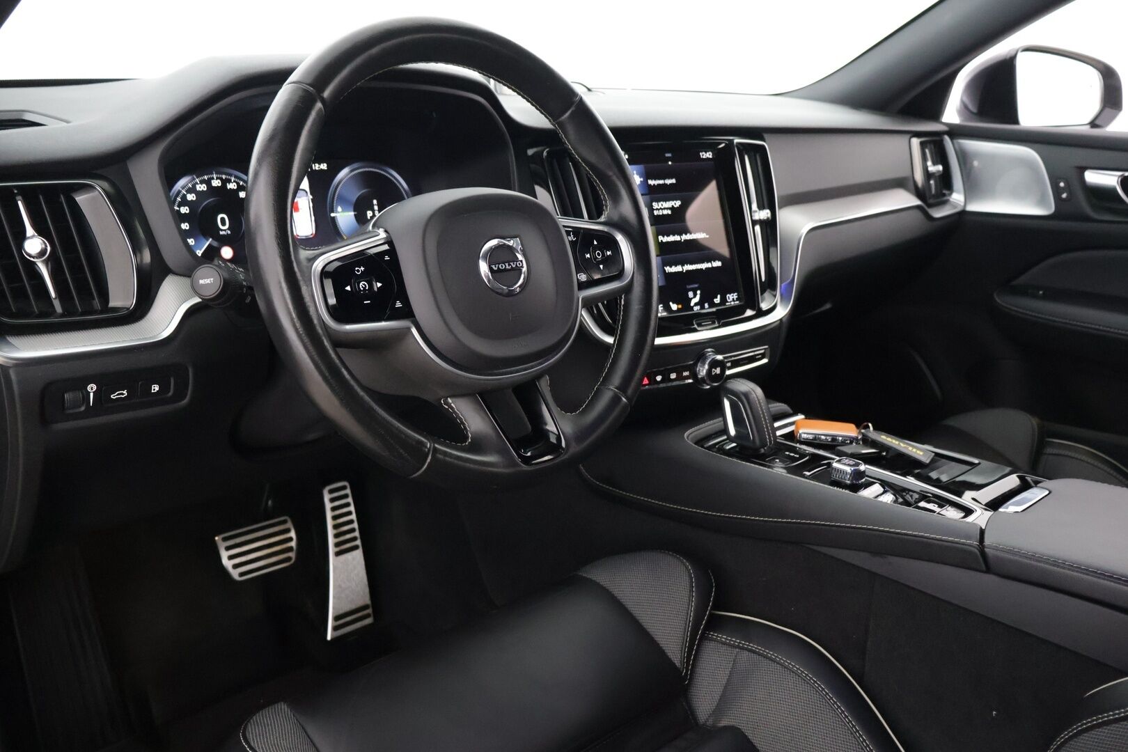 Volvo V60 2021 T8 TwE AWD Business R-Design aut ** ACC / Webasto / Bowers & Wilkins / BLIS / Digimittaristo / P-Kamera / LED / Muistipenkit* - 1.Om / Suomi-auto / Merkkihuollettu / 2 renkaat / Penkinlämmittimet edessä ja takana* - HULLUT JOULUT KORKOTARJOUS 2,49% 