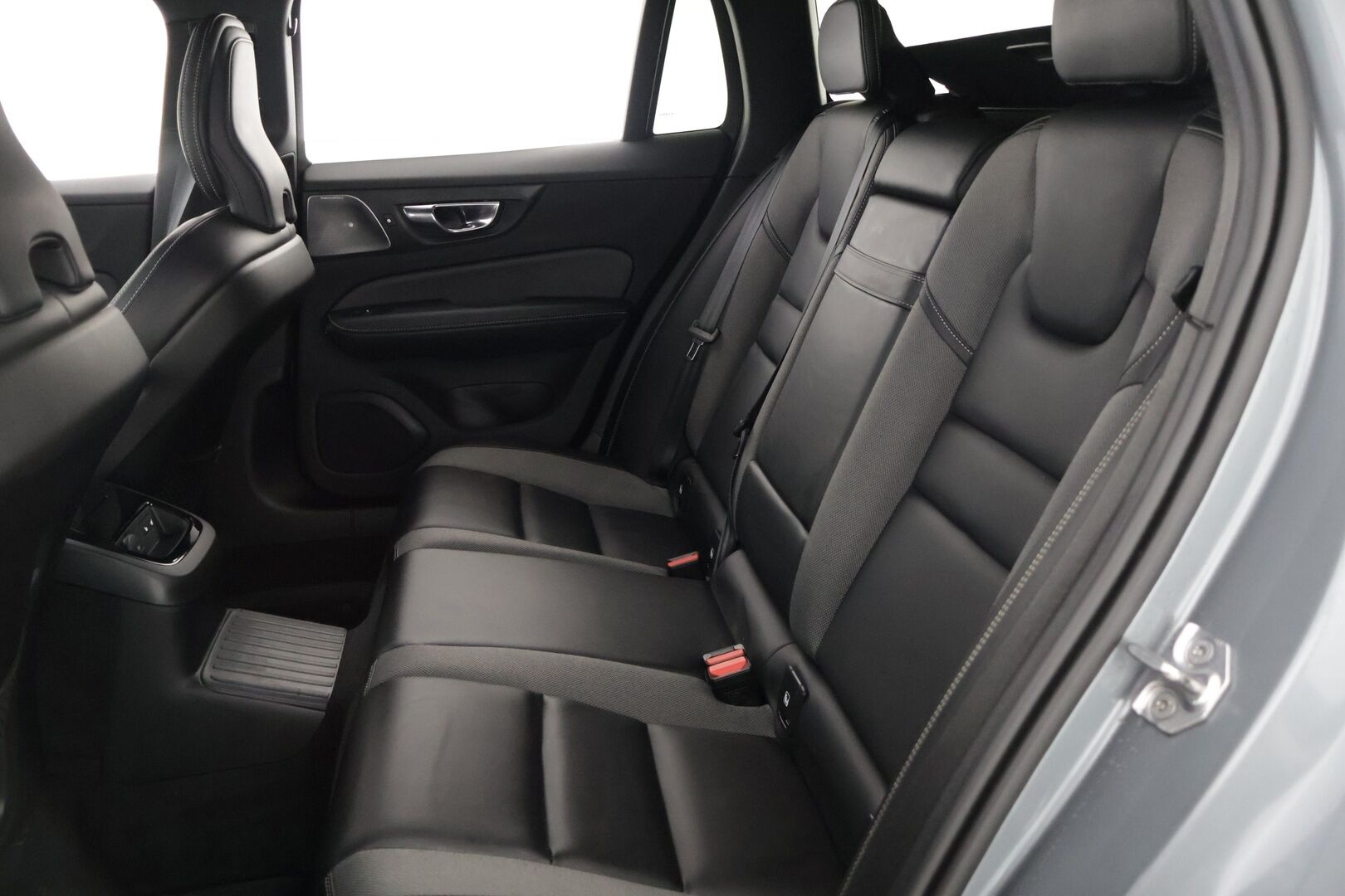 Volvo V60 2021 T8 TwE AWD Business R-Design aut ** ACC / Webasto / Bowers & Wilkins / BLIS / Digimittaristo / P-Kamera / LED / Muistipenkit* - 1.Om / Suomi-auto / Merkkihuollettu / 2 renkaat / Penkinlämmittimet edessä ja takana* - HULLUT JOULUT KORKOTARJOUS 2,49% 