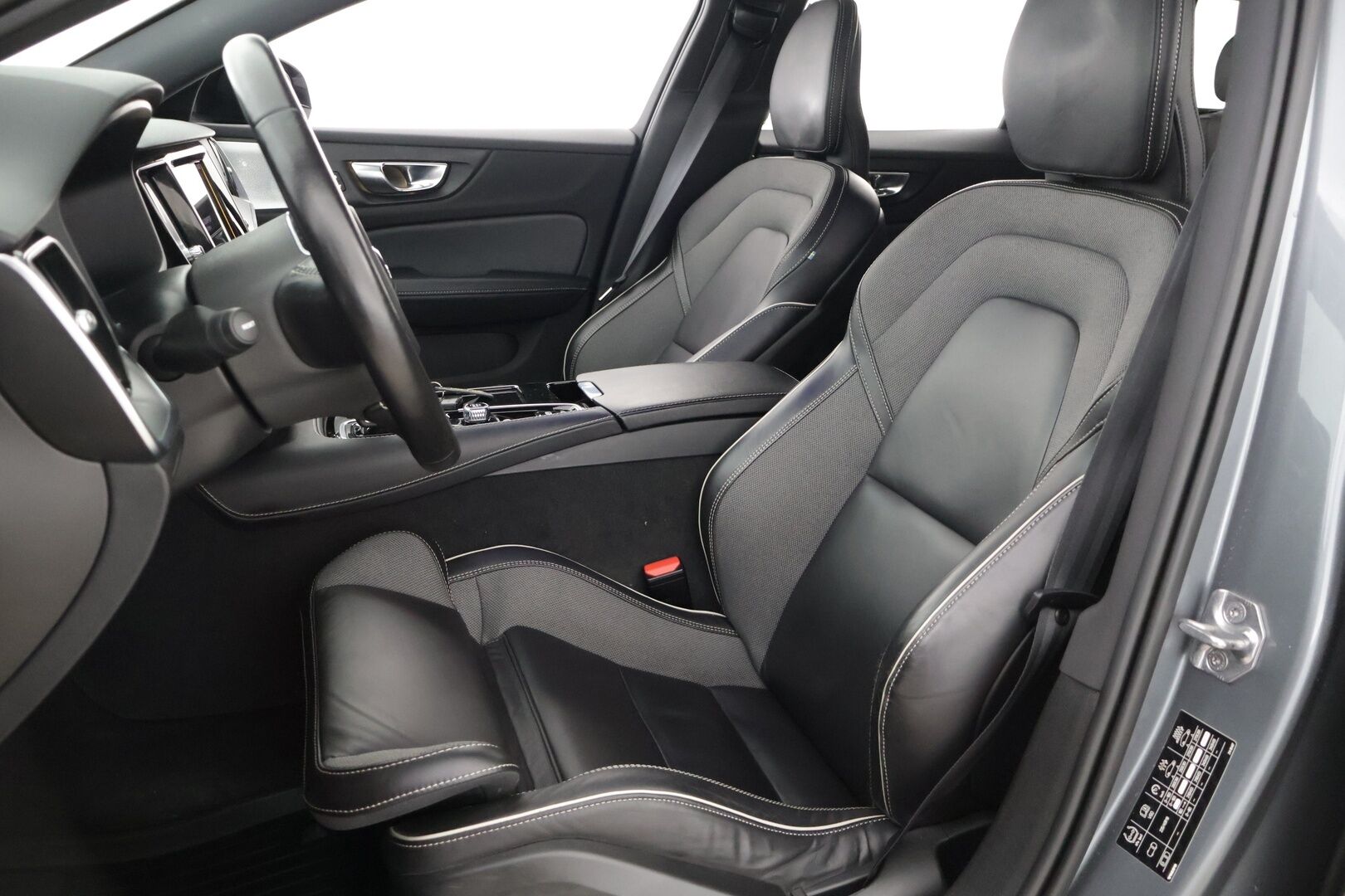 Volvo V60 2021 T8 TwE AWD Business R-Design aut ** ACC / Webasto / Bowers & Wilkins / BLIS / Digimittaristo / P-Kamera / LED / Muistipenkit* - 1.Om / Suomi-auto / Merkkihuollettu / 2 renkaat / Penkinlämmittimet edessä ja takana* - HULLUT JOULUT KORKOTARJOUS 2,49% 