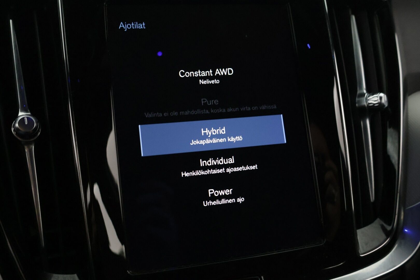 Volvo V60 2021 T8 TwE AWD Business R-Design aut ** ACC / Webasto / Bowers & Wilkins / BLIS / Digimittaristo / P-Kamera / LED / Muistipenkit* - 1.Om / Suomi-auto / Merkkihuollettu / 2 renkaat / Penkinlämmittimet edessä ja takana* - HULLUT JOULUT KORKOTARJOUS 2,49% 