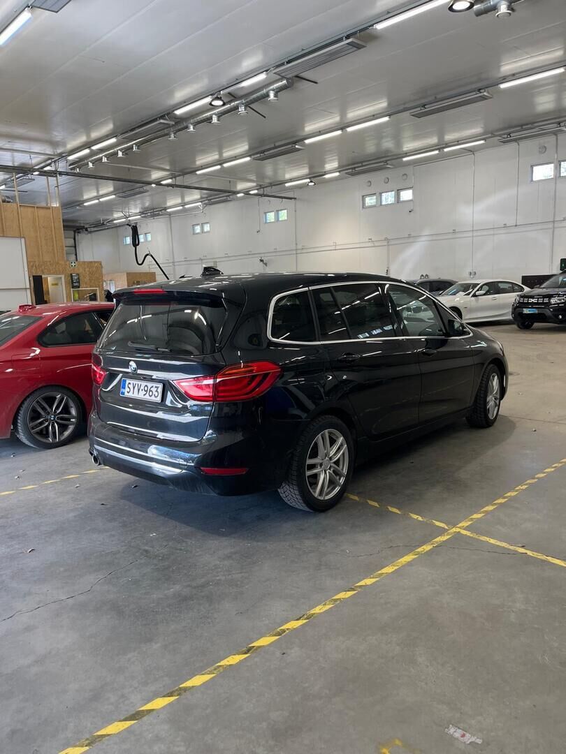 BMW 218 2022 F46 Gran Tourer 218i A Business Luxury 7-P * Sisätilanlämmitin / LED / P.Kamera / Vakkari / Nahkaverhoilu / Comfort Access * - 1-om Suomi-auto / Kahdet renkaat aluvanteilla / Merkkihuollot - HULLUT AVAJAISHULINAT KORKOTARJOUS 3,29 %
