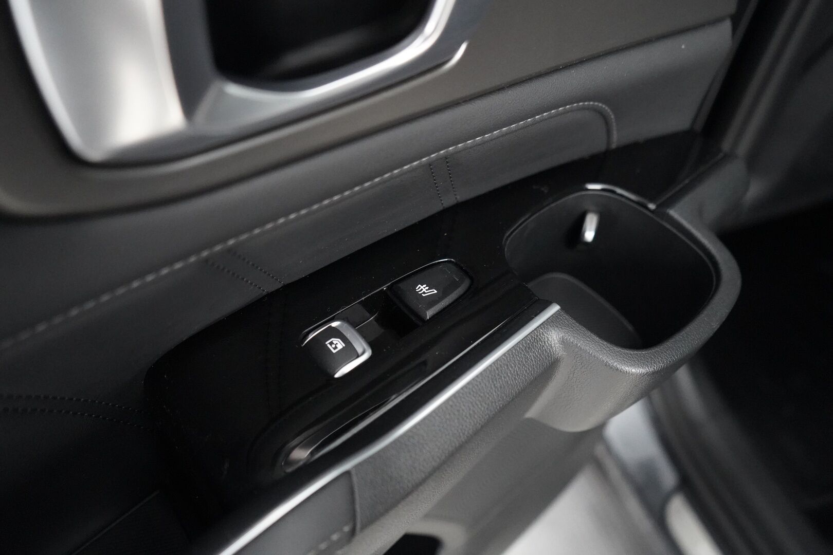 Kia Sorento 2021 1,6 T-GDI AWD Plug-in Hybrid Platinum - Webasto | Nahat | ACC | 360° Kamera | BOSE | Ambient | Suomi-auto | Kahdet renkaat OEM vanteilla | Viimeisin huolto 114tkm | Molemmat laturit