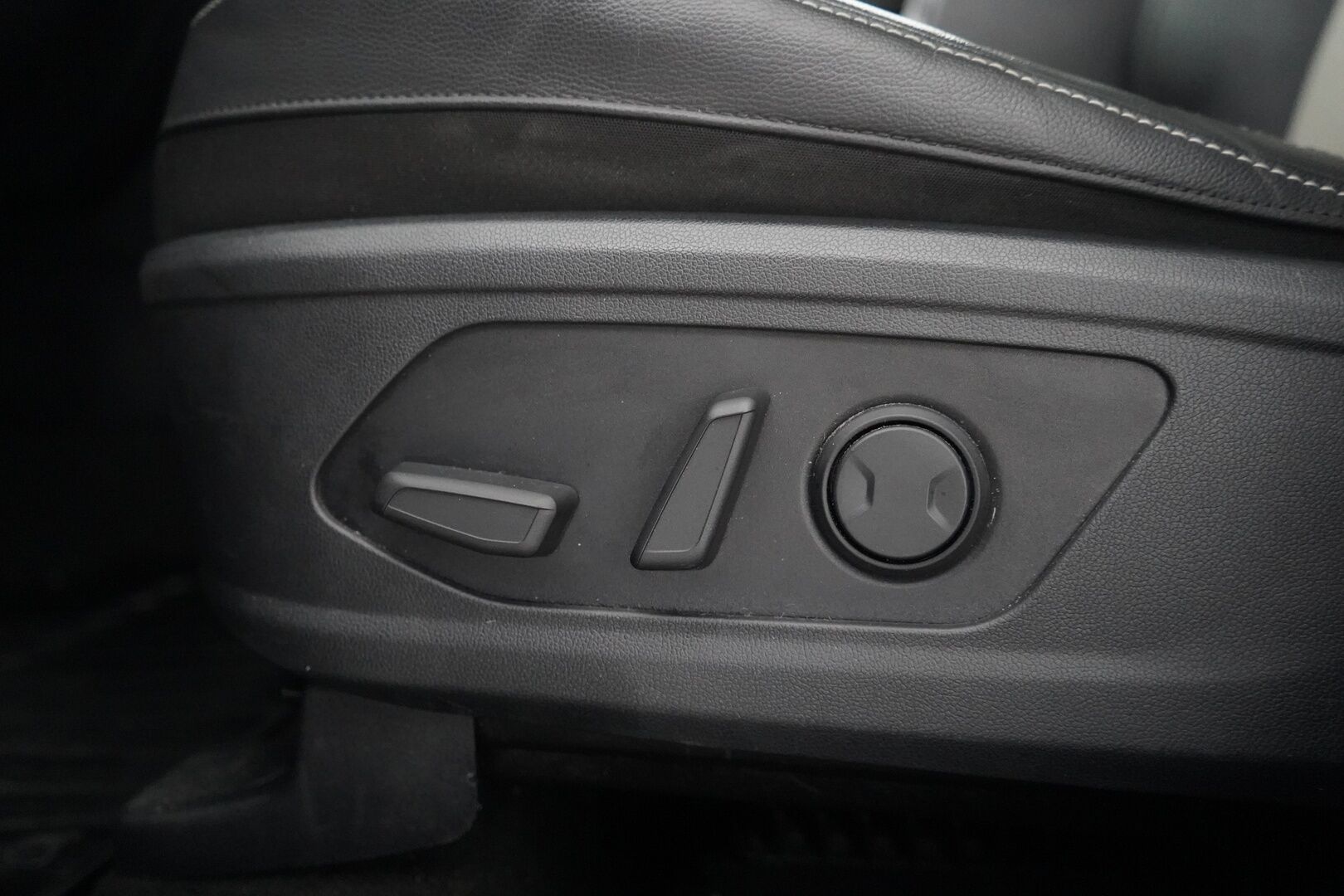 Kia Sorento 2021 1,6 T-GDI AWD Plug-in Hybrid Platinum - Webasto | Nahat | ACC | 360° Kamera | BOSE | Ambient | Suomi-auto | Kahdet renkaat OEM vanteilla | Viimeisin huolto 114tkm | Molemmat laturit