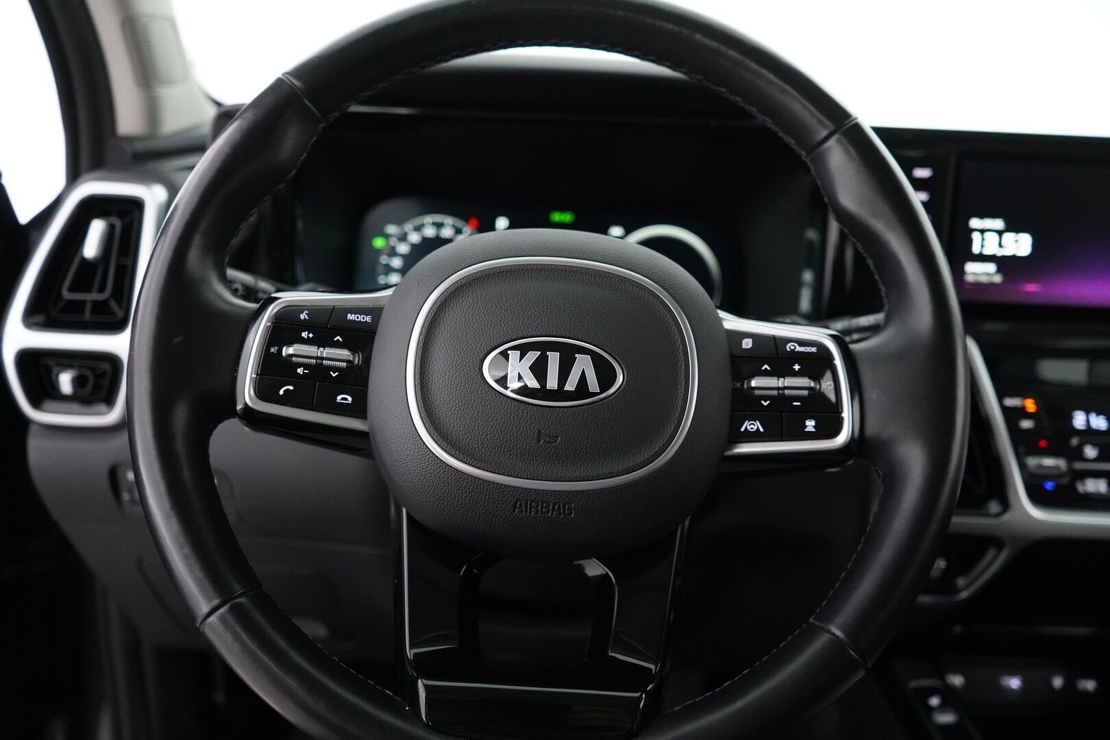 Kia Sorento 2021 1,6 T-GDI AWD Plug-in Hybrid Platinum - Webasto | Nahat | ACC | 360° Kamera | BOSE | Ambient | Suomi-auto | Kahdet renkaat OEM vanteilla | Viimeisin huolto 114tkm | Molemmat laturit