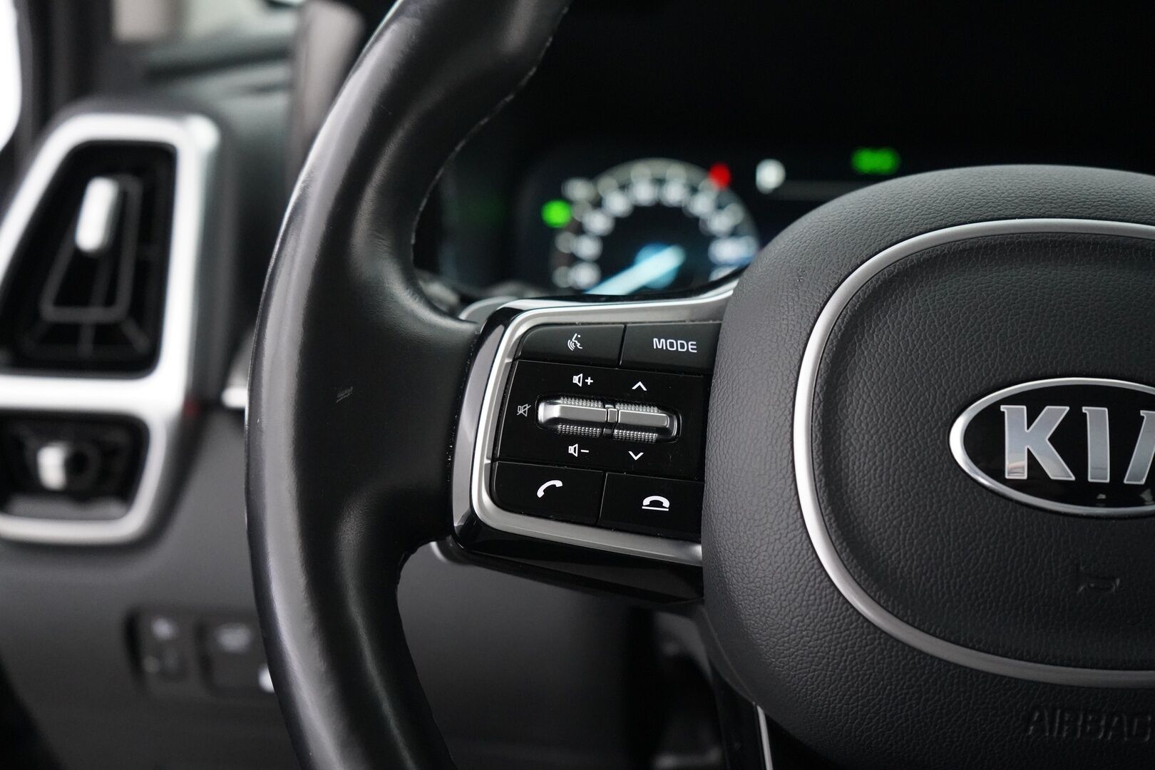 Kia Sorento 2021 1,6 T-GDI AWD Plug-in Hybrid Platinum - Webasto | Nahat | ACC | 360° Kamera | BOSE | Ambient | Suomi-auto | Kahdet renkaat OEM vanteilla | Viimeisin huolto 114tkm | Molemmat laturit