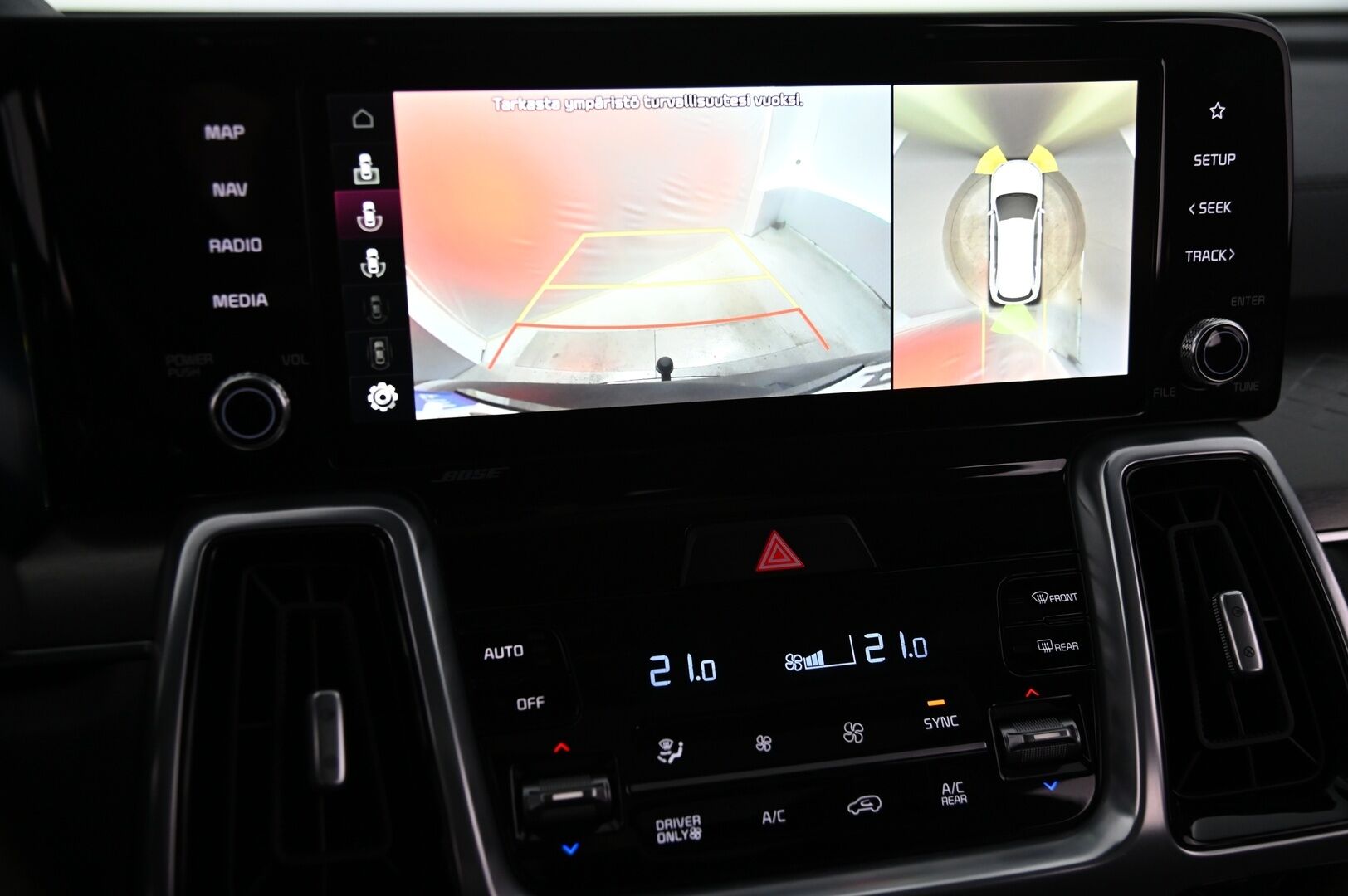 Kia Sorento 2021 1,6 T-GDI Plug-in Hybrid AWD Business Luxury AT 7P *Webasto / Panorama / Bose / 360 kamera / Vetokoukku* - 3,99 % KORKOTARJOUS TÄHÄN AUTOON - *Huippu varusteet / Näyttävä / Suomi-auto / Merkkiliikkeen huoltokirja / Hyvillä talvi ja kesärenkailla*