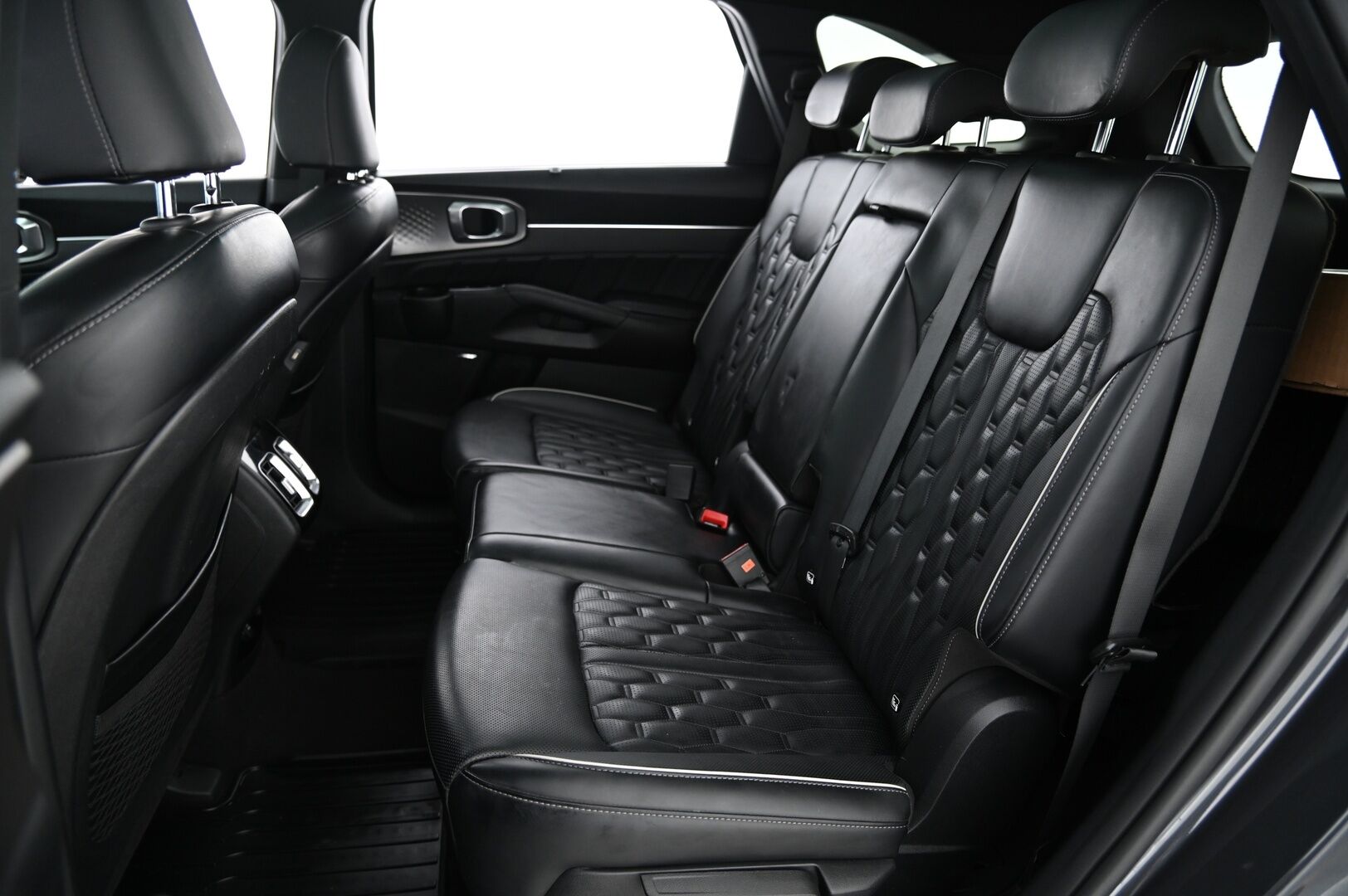 Kia Sorento 2021 1,6 T-GDI Plug-in Hybrid AWD Business Luxury AT 7P *Webasto / Panorama / Bose / 360 kamera / Vetokoukku* - 3,99 % KORKOTARJOUS TÄHÄN AUTOON - *Huippu varusteet / Näyttävä / Suomi-auto / Merkkiliikkeen huoltokirja / Hyvillä talvi ja kesärenkailla*