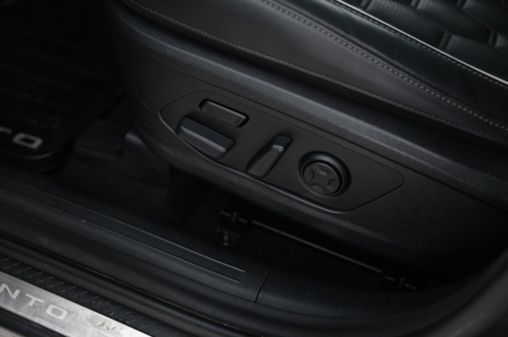 Kia Sorento 2021 1,6 T-GDI Plug-in Hybrid AWD Business Luxury AT 7P *Webasto / Panorama / Bose / 360 kamera / Vetokoukku* - 3,99 % KORKOTARJOUS TÄHÄN AUTOON - *Huippu varusteet / Näyttävä / Suomi-auto / Merkkiliikkeen huoltokirja / Hyvillä talvi ja kesärenkailla*
