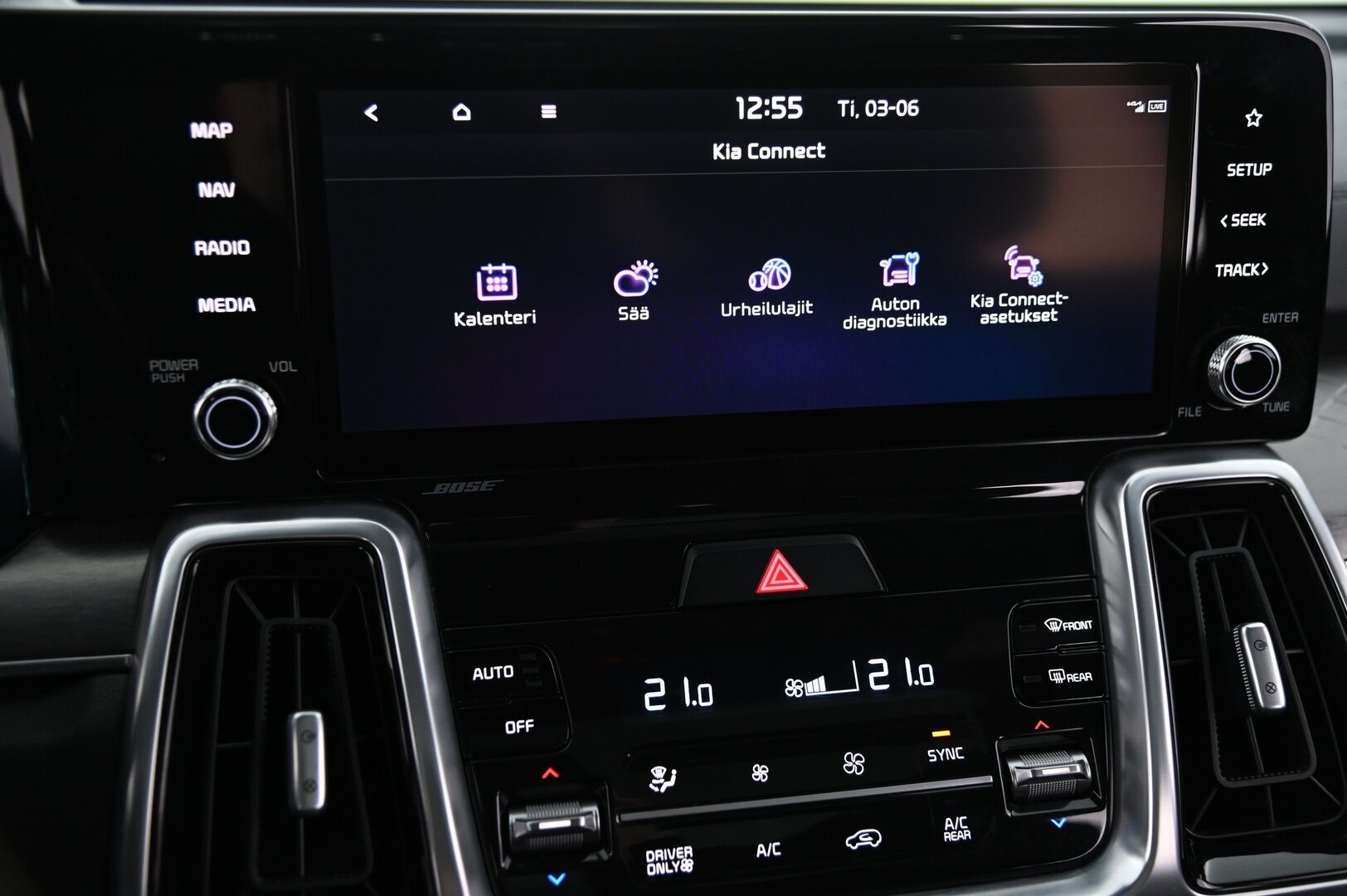 Kia Sorento 2021 1,6 T-GDI Plug-in Hybrid AWD Business Luxury AT 7P *Webasto / Panorama / Bose / 360 kamera / Vetokoukku* - 3,99 % KORKOTARJOUS TÄHÄN AUTOON - *Huippu varusteet / Näyttävä / Suomi-auto / Merkkiliikkeen huoltokirja / Hyvillä talvi ja kesärenkailla*