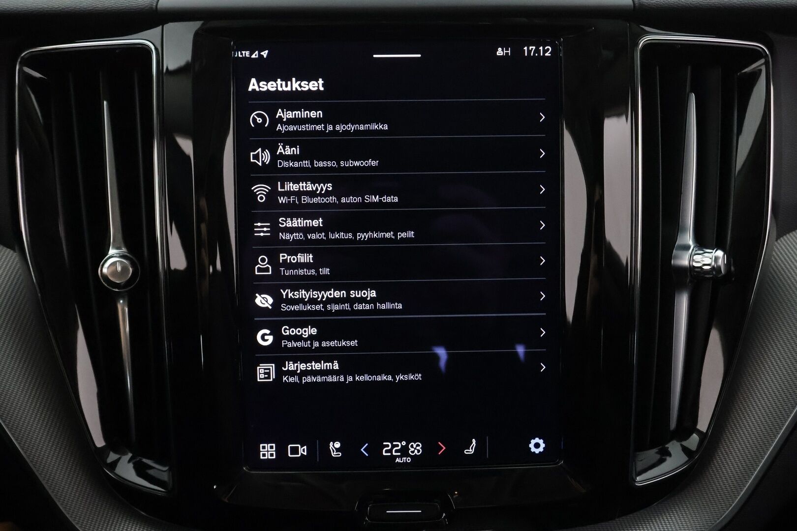 Volvo XC60 2023 T8 AWD Long Range High Performance Plus Bright aut * ACC / Panorama / Koukku / Muistipenkit / Webasto / Full LED * - Facelift / 1.Om Suomi-auto / Akku kuntotarkastettu / Kahdet renkaat aluvanteilla