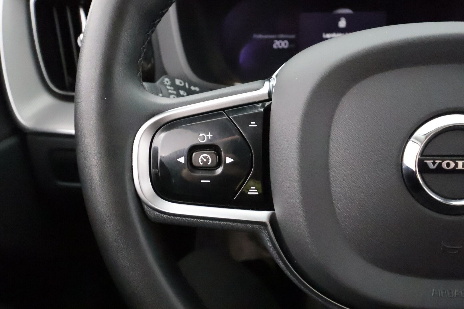 Volvo XC60 2023 T8 AWD Long Range High Performance Plus Bright aut * ACC / Panorama / Koukku / Muistipenkit / Webasto / Full LED * - Facelift / 1.Om Suomi-auto / Akku kuntotarkastettu / Kahdet renkaat aluvanteilla