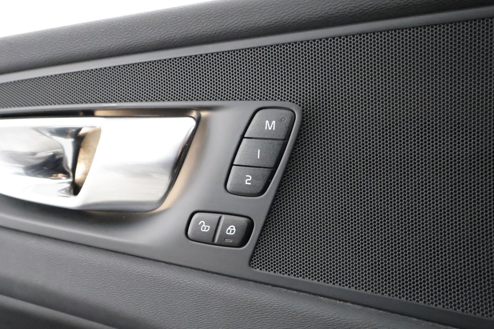 Volvo XC60 2023 T8 AWD Long Range High Performance Plus Bright aut * ACC / Panorama / Koukku / Muistipenkit / Webasto / Full LED * - Facelift / 1.Om Suomi-auto / Akku kuntotarkastettu / Kahdet renkaat aluvanteilla