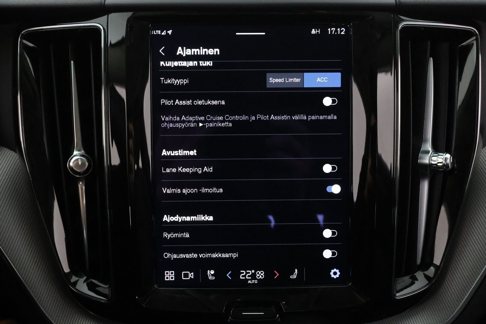 Volvo XC60 2023 T8 AWD Long Range High Performance Plus Bright aut * ACC / Panorama / Koukku / Muistipenkit / Webasto / Full LED * - Facelift / 1.Om Suomi-auto / Akku kuntotarkastettu / Kahdet renkaat aluvanteilla