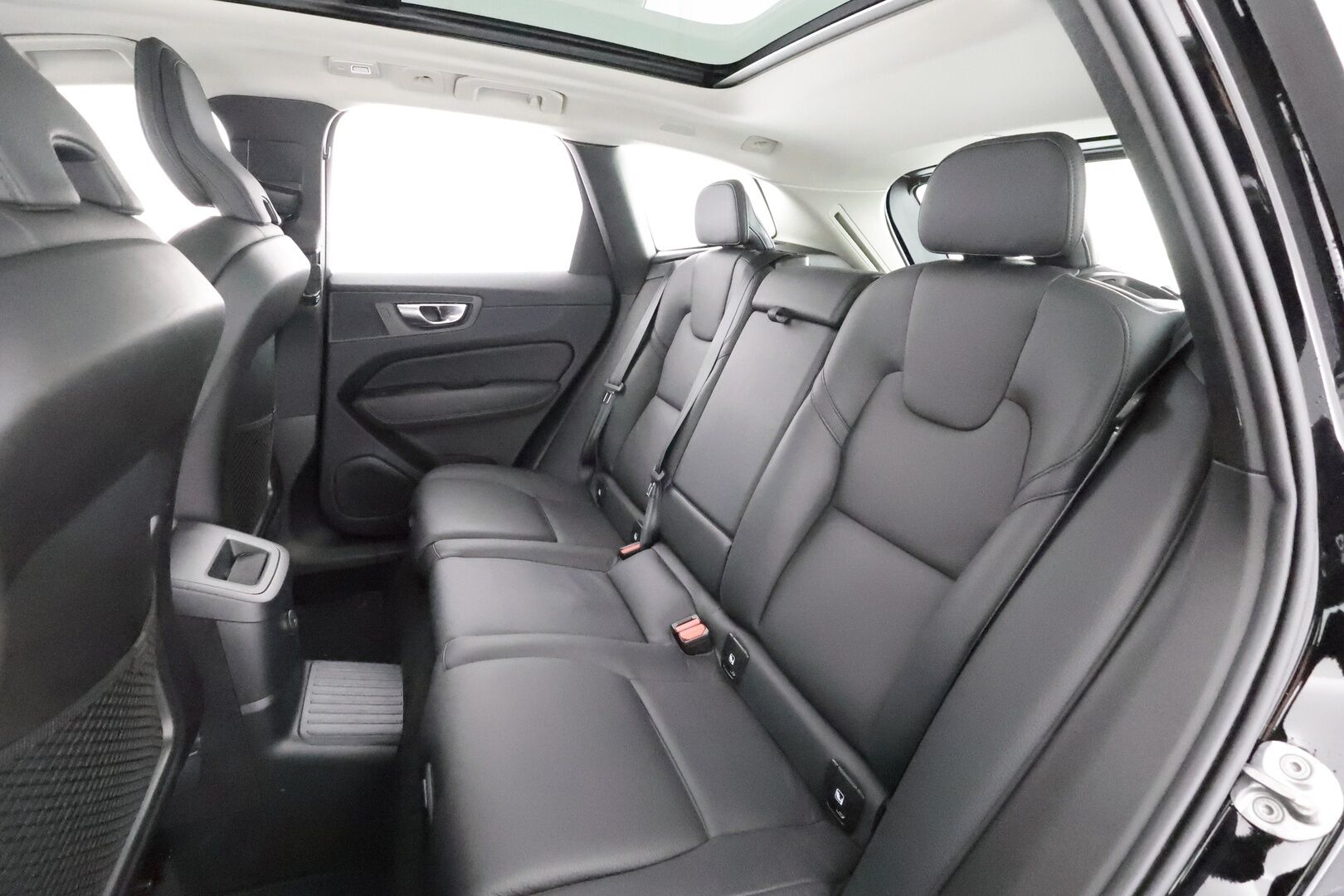 Volvo XC60 2023 T8 AWD Long Range High Performance Plus Bright aut * ACC / Panorama / Koukku / Muistipenkit / Webasto / Full LED * - Facelift / 1.Om Suomi-auto / Akku kuntotarkastettu / Kahdet renkaat aluvanteilla