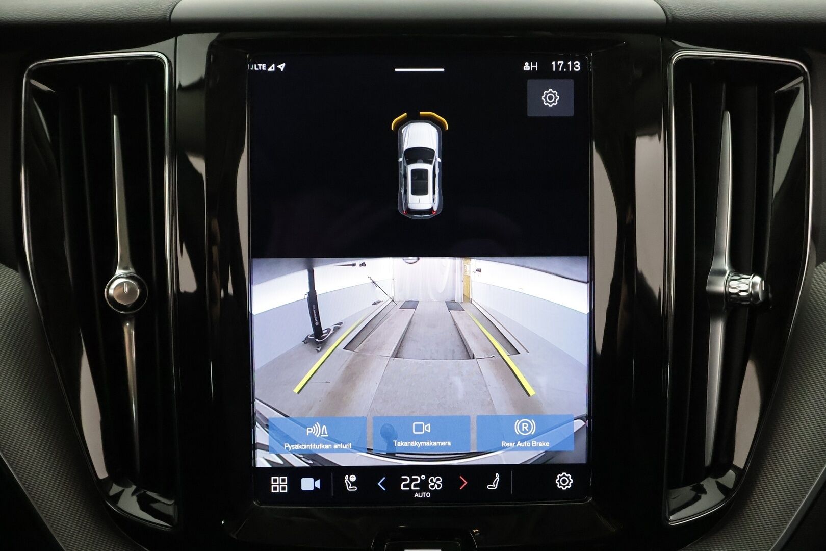 Volvo XC60 2023 T8 AWD Long Range High Performance Plus Bright aut * ACC / Panorama / Koukku / Muistipenkit / Webasto / Full LED * - Facelift / 1.Om Suomi-auto / Akku kuntotarkastettu / Kahdet renkaat aluvanteilla