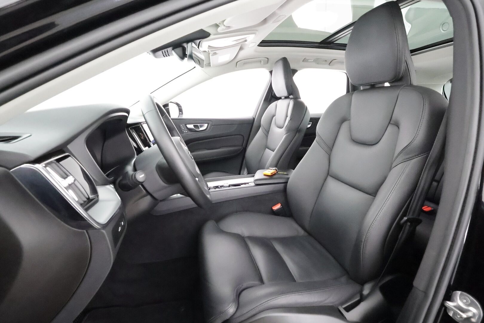 Volvo XC60 2023 T8 AWD Long Range High Performance Plus Bright aut * ACC / Panorama / Koukku / Muistipenkit / Webasto / Full LED * - Facelift / 1.Om Suomi-auto / Akku kuntotarkastettu / Kahdet renkaat aluvanteilla