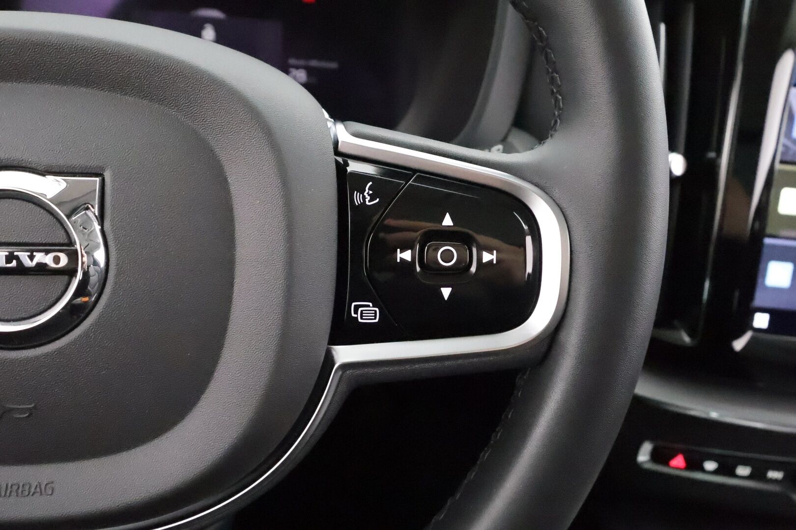 Volvo XC60 2023 T8 AWD Long Range High Performance Plus Bright aut * ACC / Panorama / Koukku / Muistipenkit / Webasto / Full LED * - Facelift / 1.Om Suomi-auto / Akku kuntotarkastettu / Kahdet renkaat aluvanteilla