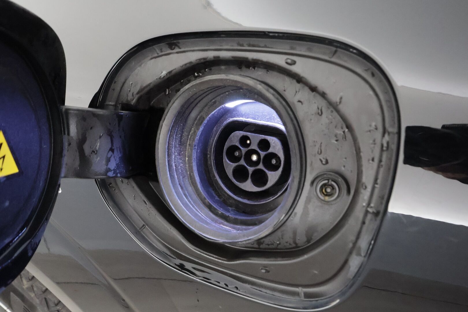 Volvo XC60 2023 T8 AWD Long Range High Performance Plus Bright aut * ACC / Panorama / Koukku / Muistipenkit / Webasto / Full LED * - Facelift / 1.Om Suomi-auto / Akku kuntotarkastettu / Kahdet renkaat aluvanteilla