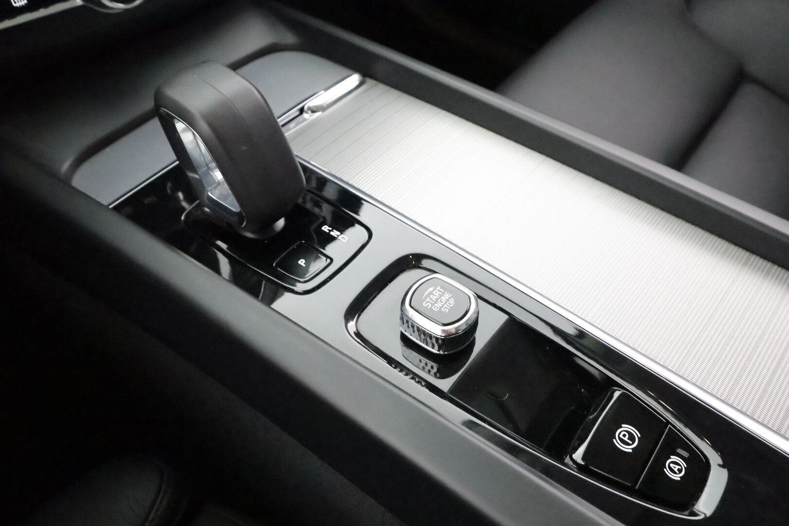 Volvo XC60 2023 T8 AWD Long Range High Performance Plus Bright aut * ACC / Panorama / Koukku / Muistipenkit / Webasto / Full LED * - Facelift / 1.Om Suomi-auto / Akku kuntotarkastettu / Kahdet renkaat aluvanteilla