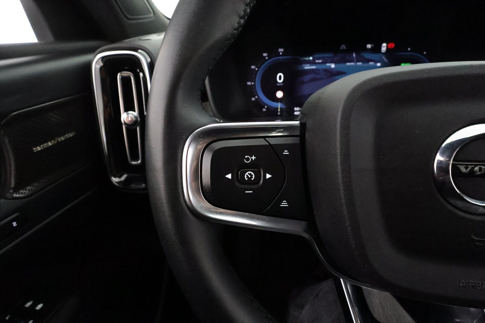 Volvo C40 2023 Recharge Single Ultimate aut * ACC / 360° / Pixel LED / H&K / Lasikatto / Muistipenkki / BLIS / ILP / KeylessGo * - 1.Om Suomi-auto / Kahdet renkaat aluvanteilla 