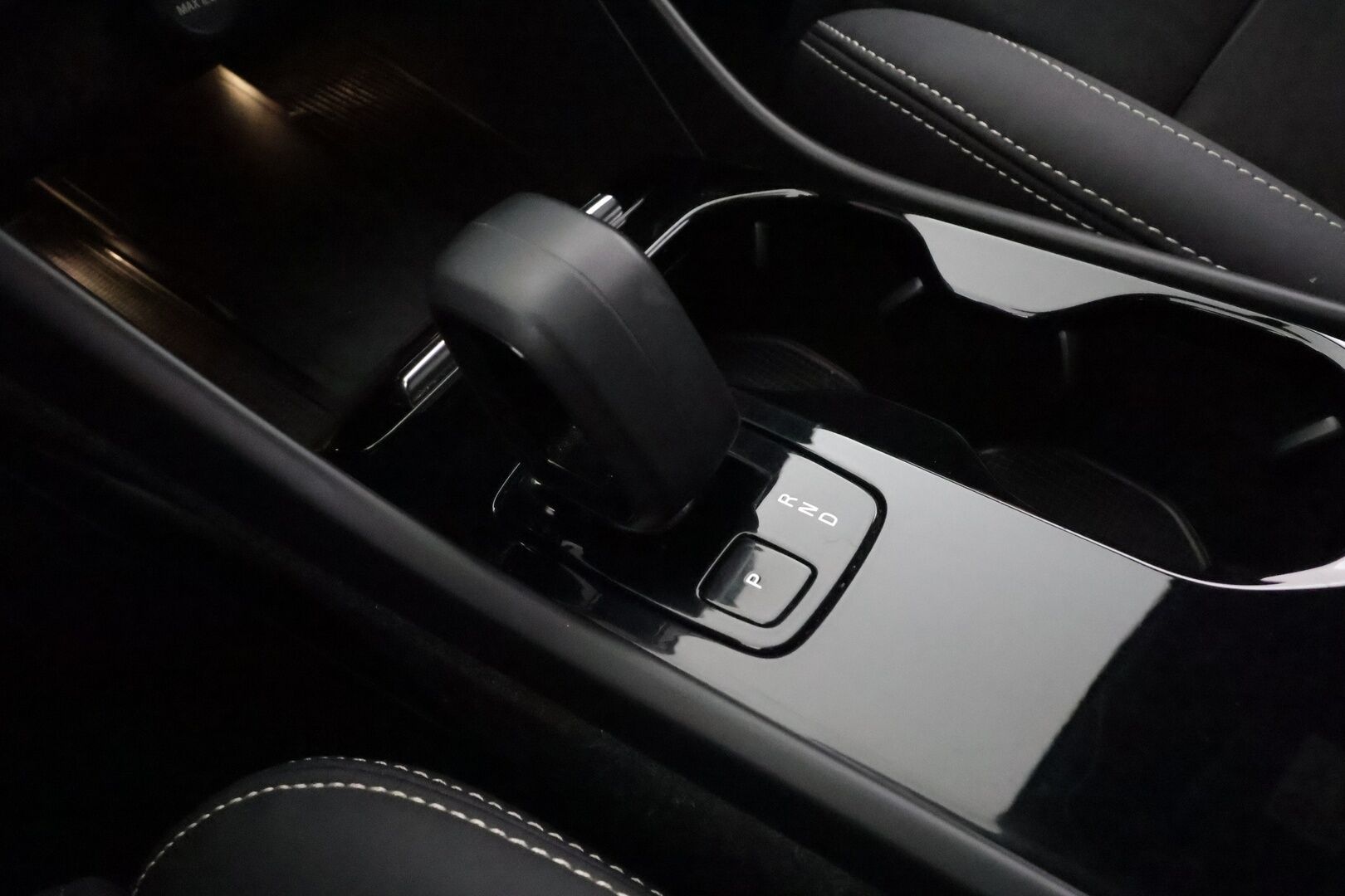 Volvo C40 2023 Recharge Single Ultimate aut * ACC / 360° / Pixel LED / H&K / Lasikatto / Muistipenkki / BLIS / ILP / KeylessGo * - 1.Om Suomi-auto / Kahdet renkaat aluvanteilla 