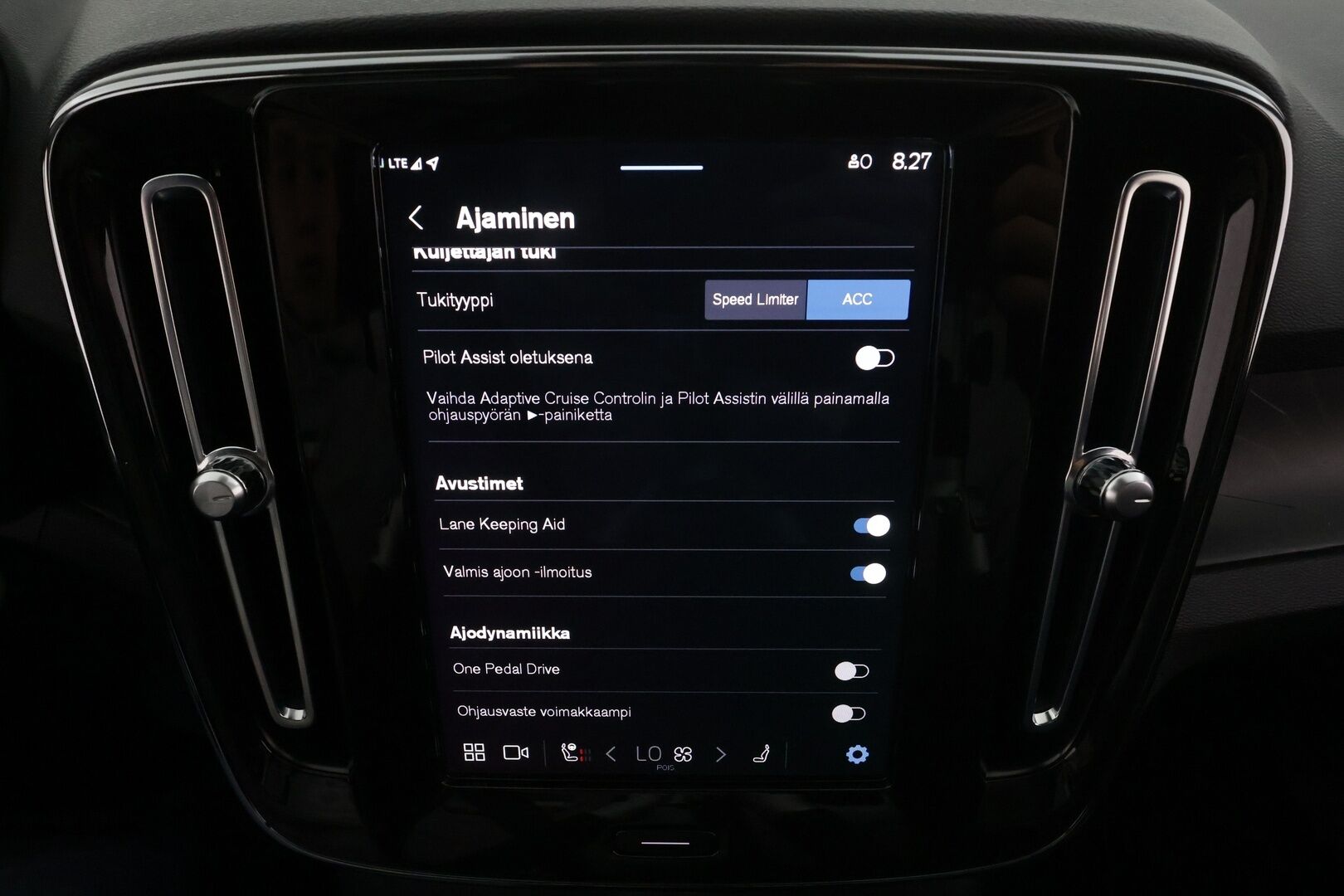 Volvo XC40 2023 Recharge Single Plus aut * ILP / Koukku / ACC / LED / P.kamera / Sportpenkki Muistilla / Navi / Kaistavahti * - 1-om Suomi-auto / Kahdet renkaat aluvanteilla / 2x Latauskaapelit / Merkkihuollot