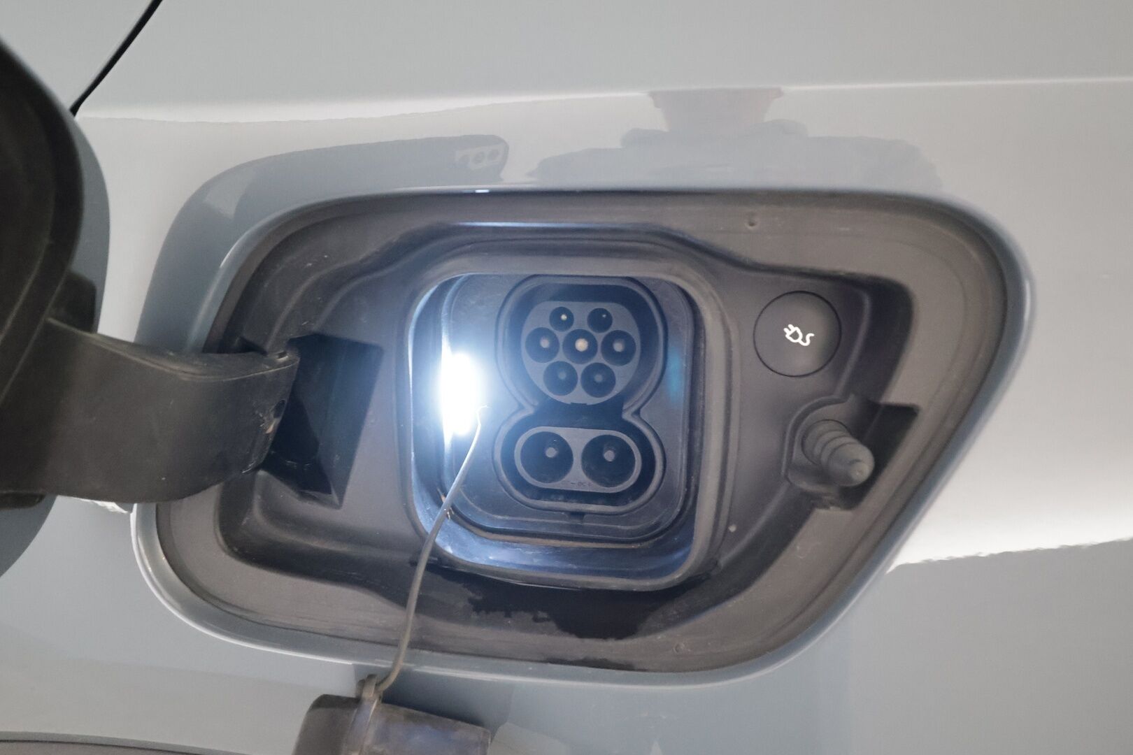 Volvo XC40 2023 Recharge Single Plus aut * ILP / Koukku / ACC / LED / P.kamera / Sportpenkki Muistilla / Navi / Kaistavahti * - 1-om Suomi-auto / Kahdet renkaat aluvanteilla / 2x Latauskaapelit / Merkkihuollot