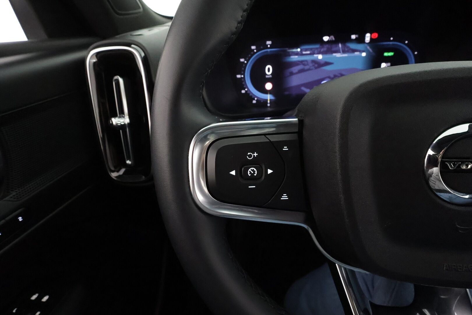 Volvo XC40 2023 Recharge Single Plus aut * ILP / Koukku / ACC / LED / P.kamera / Sportpenkki Muistilla / Navi / Kaistavahti * - 1-om Suomi-auto / Kahdet renkaat aluvanteilla / 2x Latauskaapelit / Merkkihuollot