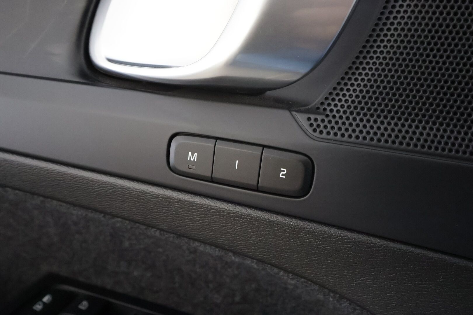 Volvo XC40 2023 Recharge Single Plus aut * ILP / Koukku / ACC / LED / P.kamera / Sportpenkki Muistilla / Navi / Kaistavahti * - 1-om Suomi-auto / Kahdet renkaat aluvanteilla / 2x Latauskaapelit / Merkkihuollot