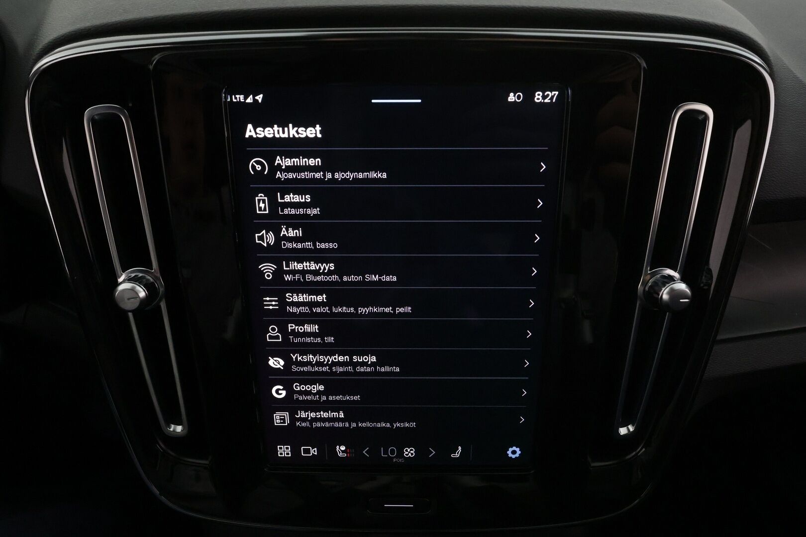 Volvo XC40 2023 Recharge Single Plus aut * ILP / Koukku / ACC / LED / P.kamera / Sportpenkki Muistilla / Navi / Kaistavahti * - 1-om Suomi-auto / Kahdet renkaat aluvanteilla / 2x Latauskaapelit / Merkkihuollot