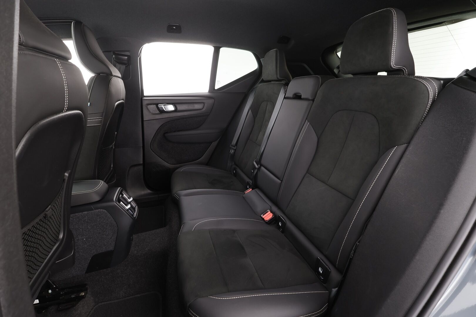 Volvo XC40 2023 Recharge Single Plus aut * ILP / Koukku / ACC / LED / P.kamera / Sportpenkki Muistilla / Navi / Kaistavahti * - 1-om Suomi-auto / Kahdet renkaat aluvanteilla / 2x Latauskaapelit / Merkkihuollot