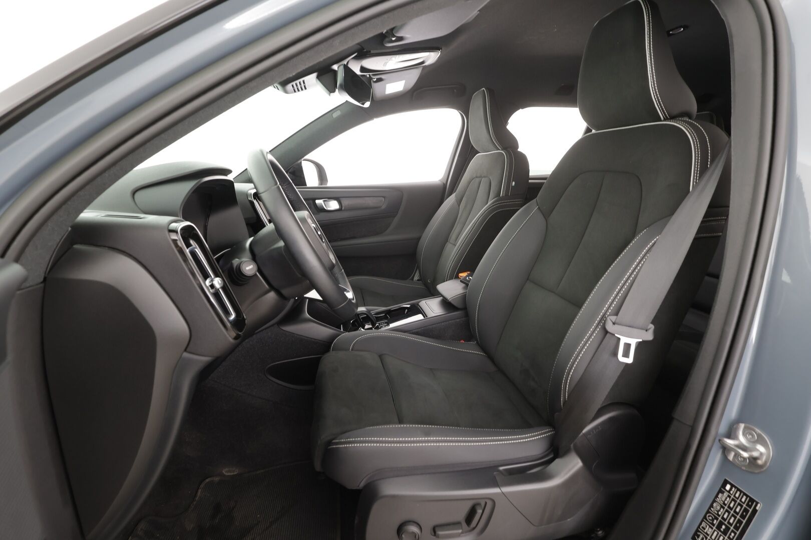 Volvo XC40 2023 Recharge Single Plus aut * ILP / Koukku / ACC / LED / P.kamera / Sportpenkki Muistilla / Navi / Kaistavahti * - 1-om Suomi-auto / Kahdet renkaat aluvanteilla / 2x Latauskaapelit / Merkkihuollot