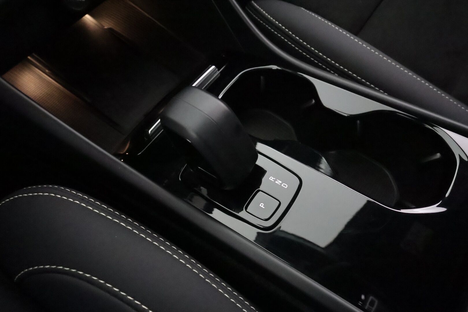 Volvo XC40 2023 Recharge Single Plus aut * ILP / Koukku / ACC / LED / P.kamera / Sportpenkki Muistilla / Navi / Kaistavahti * - 1-om Suomi-auto / Kahdet renkaat aluvanteilla / 2x Latauskaapelit / Merkkihuollot