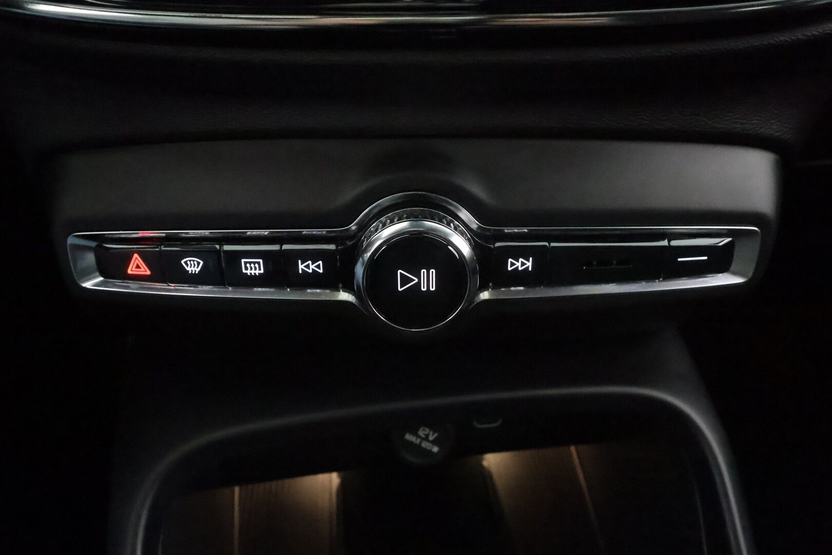 Volvo XC40 2023 Recharge Single Plus aut * ILP / Koukku / ACC / LED / P.kamera / Sportpenkki Muistilla / Navi / Kaistavahti * - 1-om Suomi-auto / Kahdet renkaat aluvanteilla / 2x Latauskaapelit / Merkkihuollot