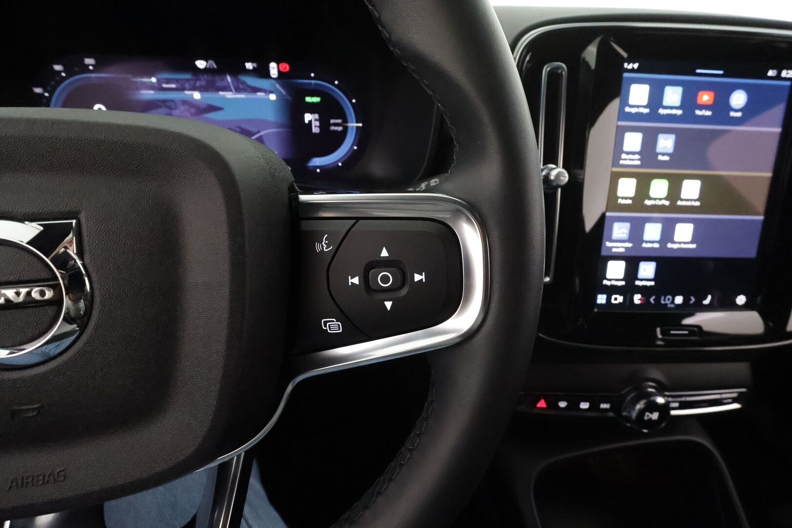 Volvo XC40 2023 Recharge Single Plus aut * ILP / Koukku / ACC / LED / P.kamera / Sportpenkki Muistilla / Navi / Kaistavahti * - 1-om Suomi-auto / Kahdet renkaat aluvanteilla / 2x Latauskaapelit / Merkkihuollot