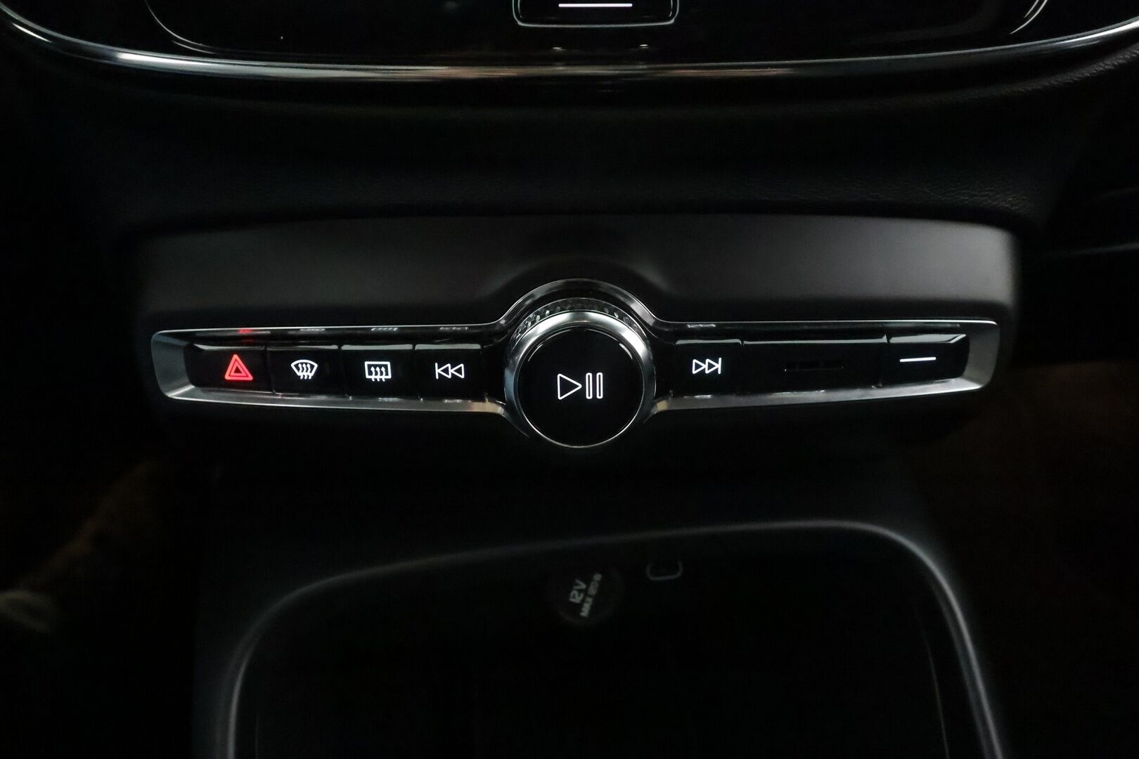 Volvo XC40 2023 Recharge Single Plus aut * Lämpöpumppu / Vetokoukku / Adapt.Vakkari / Peruutuskamera / LED / BLIS / Muistipenkki / Navi - 1.Om Suomi-auto / Akku kuntotarkastettu / Kahdet renkaat aluvanteilla / Merkkihuollettu / High Perf Audio! - HULLUT AVAJAISHULINAT KORKOTARJOUS 3,29 %