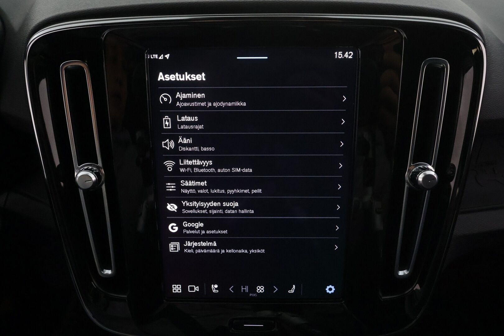 Volvo XC40 2023 Recharge Single Plus aut * Lämpöpumppu / Vetokoukku / Adapt.Vakkari / Peruutuskamera / LED / BLIS / KeylessGo / Navi - 1.Om Suomi-auto / Akku kuntotarkastettu / Kahdet renkaat aluvanteilla / Merkkihuollettu / High Perf Audio!